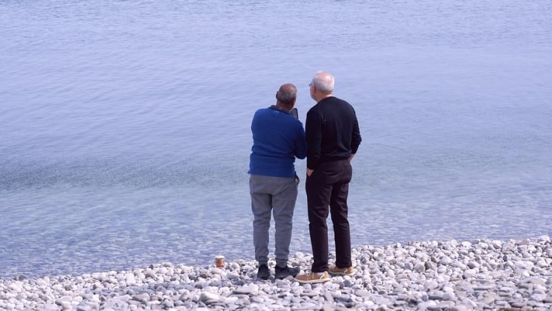 To mænd ved havet To mænd står ved havet og ser ud over vandet